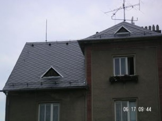 Provedení rekonstrukce střechy objektu obytného domu v Šumperku, realizace v r. 2006
