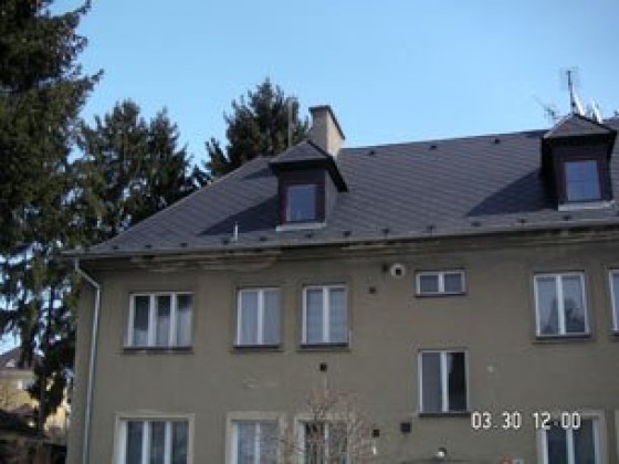 Rekonstrukce střechy objektu obytného domu v Šumperku - realizace v r. 2003.