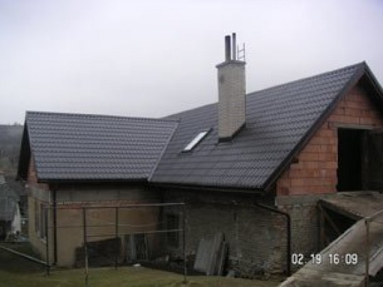Provedení střešního pláště na nadstavbě objektu RD v Hrabišíně - realizace v r. 2007