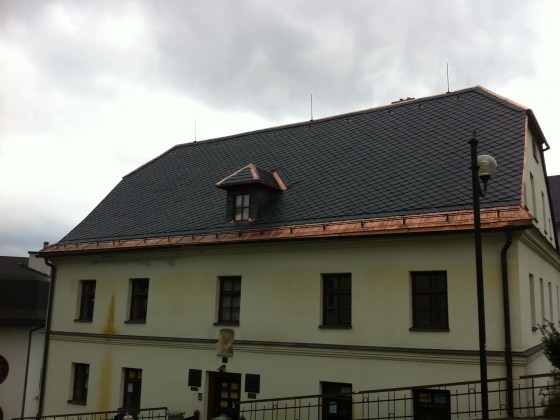 Rekonstrukce střechy historické budovy – Lázně Jeseník-rodný dům zakladatele lázní v Jeseníku p.Priessnitze, realizace v r. 2011 BŘIDLICOVÁ KRYTINA