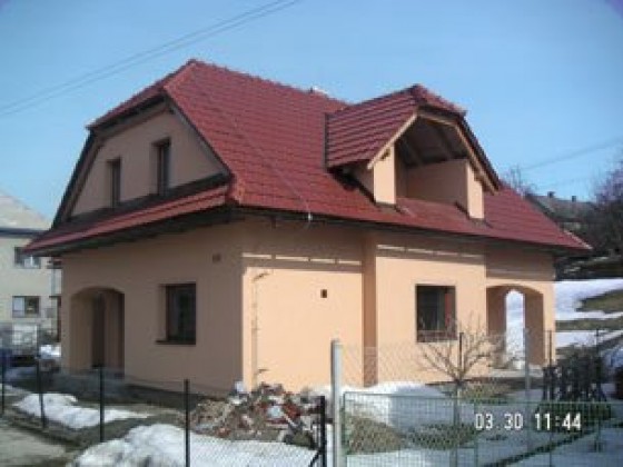 Zhotovení střešního pláště objektu novostavby RD v Bludově - realizace v r. 2004.