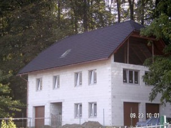 Zhotovení střešního pláště na objektu novostavby RD v Loučné n. Desnou - realizace v r. 2005.