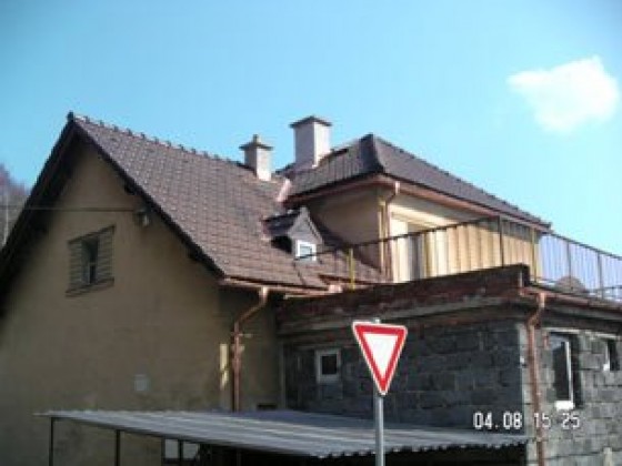 Rekonstrukce střechy objektu RD v Bludově - realizace v r. 2006.